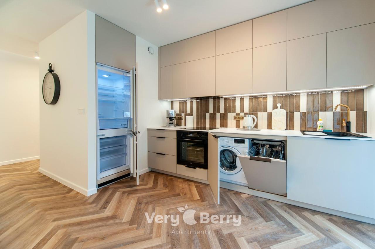 Very Berry - Bukowska 18c - Apartament With Balcony&garage - Check In 24h Apartament Poznań