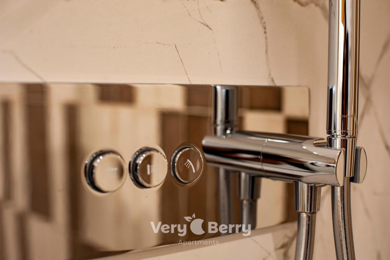 Apartment Very Berry - Bukowska 18c - Apartament With Balcony And Garage - Check In 24h Poznan